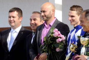 Vyhlášení - Brog Deas - foto: http://www.pardubice-racecourse.cz/
